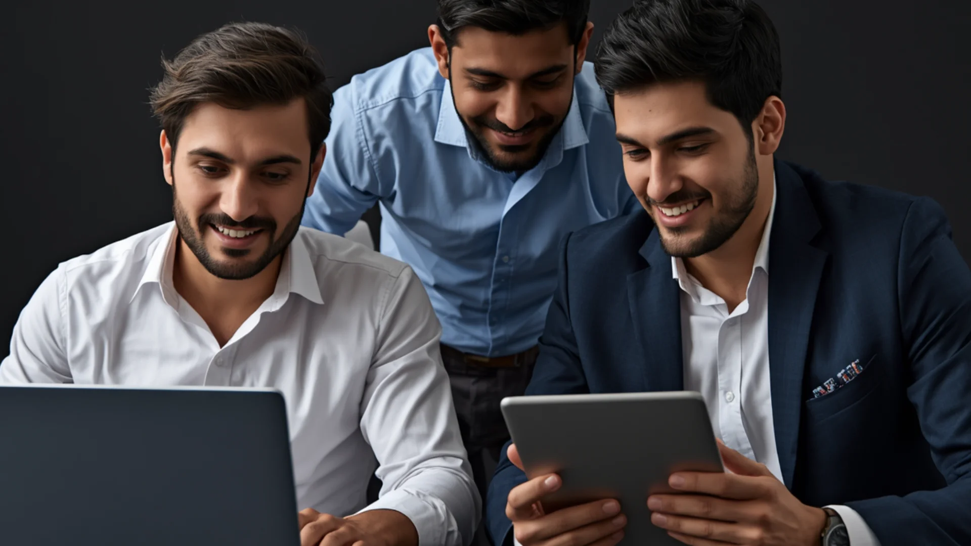 Kurumsal kimlik tasarımı üzerinde çalışan ekip ve marka sistemi geliştirme görseli